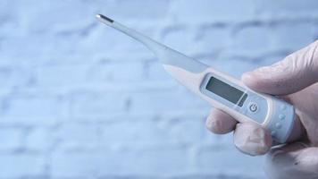 digital thermometer for measuring body temperature in the hand video