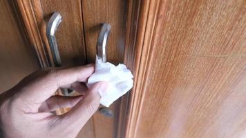 schoonmaak deur handvatten met een antiseptisch, dichtbij omhoog video