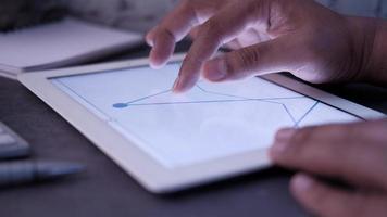 en utilisant soi établi graphique, Jeune homme main en cours d'analyse graphique sur numérique tablette video