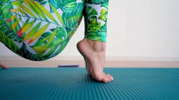 slank vrouw shows een oefening voor mooi voeten Aan een geschiktheid mat. detailopname, onherkenbaar persoon. video