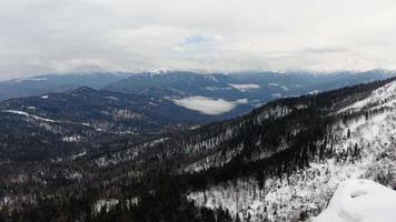 bellissimo inverno montagna paesaggio su un' nuvoloso giorno aereo sparo. sciare ricorrere superiore Visualizza. video