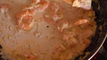 cucinando gamberetto nel crema all'aglio salsa avvicinamento video