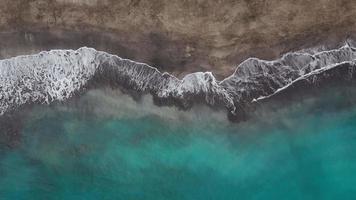 oben Aussicht von das Wüste Strand auf das atlantisch Ozean. Küste von das Insel von Teneriffa. Antenne Drohne Aufnahmen von Meer Wellen erreichen Ufer video