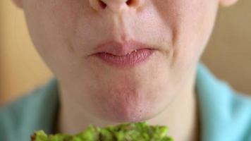 vrouw aan het eten veganistisch avocado belegd broodje detailopname video