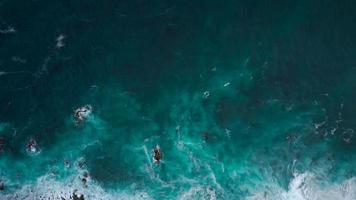 topp se av en folktom svart vulkanisk strand. kust av de ö av teneriffa. antenn Drönare antal fot av hav vågor nå Strand video