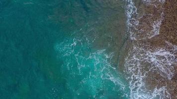 parte superior ver de el Desierto playa en el atlántico océano. costa de el isla de tenerife aéreo zumbido imágenes de mar olas alcanzando apuntalar video