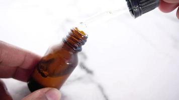 gota cae de una pipeta a una botella cosmética video