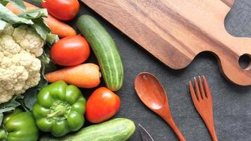 selectie van gezonde voeding met verse groenten op snijplank op tafel video