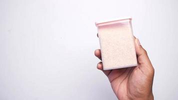 rauw geheel droog roze himalayan zout in een houder Aan wit video