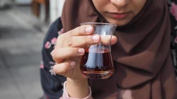muçulmano mulheres bebendo tradicional turco chá . video