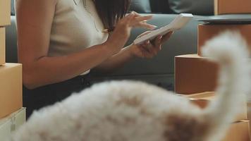 mujer de negocios puesta en marcha empresaria de pequeña empresa sme éxito. mujer independiente que trabaja en casa con entrega de paquetes en línea. concepto de entrega de pymes y embalajes video