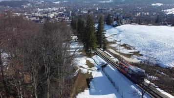 Eisenbahn Spur im Winter Zeit im das Berge. szenisch Aussicht von hoch tatras National Park, Slowakei. video