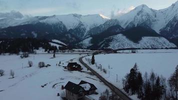 estrada dentro inverno Tempo dentro a montanhas. cênico Visão do Alto tatras nacional parque, Eslováquia. video