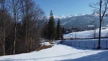 ferrocarril pista en invierno hora en el montañas. escénico ver de alto tatras nacional parque, Eslovaquia. video