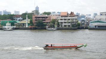 Panorama Landschaft Aussicht von Chaopraya Fluss mit Fluss Wasser Boot Transport und Hintergrund von Bangkok Stadt Horizont mit viele Hochhaus Wolkenkratzer video