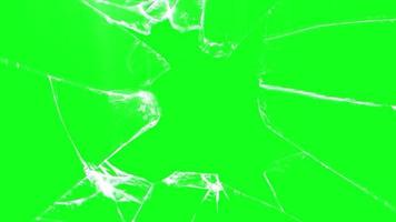 quebrado vidro - quebrar vidro efeito 4k animação em verde tela fundo - quebrado janela em croma chave livre vídeo video