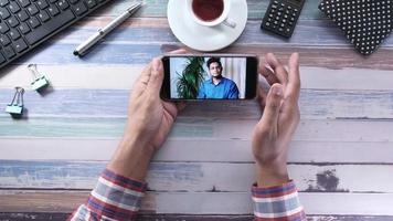 jovem o negócio homem falando em vídeo conferência video