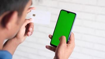 man hand met creditcard en met behulp van slimme telefoon online winkelen video