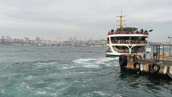 Estanbul, Turquía 12 enero 2023, transbordador vela en el bósforo río video
