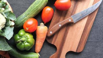 selezione di cibi sani con verdure fresche sul tagliere sul tavolo video