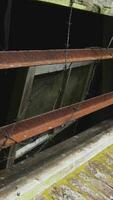 oxidado barandilla en antiguo caído estructura video