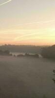 Antenne Aussicht von dunstig Morgen Licht Über Grün ländlich Landschaft video