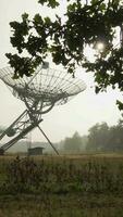 satélite estructura en abierto campo video