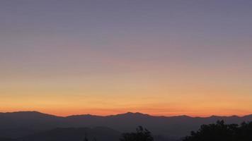 tempo periodo di maestoso alba per Alba paesaggio bellissimo nube e cielo natura paesaggio profumo. 4k filmato. video