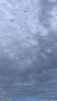 nuvoloso cielo prima tempesta verticale video tempo periodo su un' nuvoloso giorno.