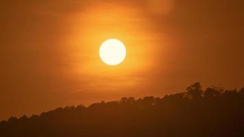 laps de temps du majestueux coucher de soleil ou du lever du soleil paysage beau nuage et ciel nature paysage scence. Images 4k. video