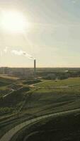 Antenne Aussicht von Feld und Rauchen Turm auf Horizont video