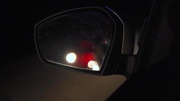 blinkt Polizei Beleuchtung reflektiert im das Rückansicht Spiegel von ein Auto beim Nacht video