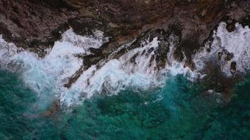 oben Aussicht von ein verlassen Küste. felsig Ufer von das Insel von Teneriffa, Kanarienvogel Inseln, Spanien. Antenne Drohne Aufnahmen von Ozean Wellen erreichen Ufer video