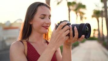 Fotograf Tourist Frau nehmen Fotos mit Kamera im ein schön tropisch Landschaft beim Sonnenuntergang video