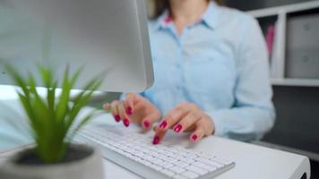 hembra manos con brillante manicura mecanografía en un computadora teclado video