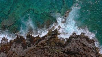 oben Aussicht von ein verlassen Küste. felsig Ufer von das Insel von Teneriffa, Kanarienvogel Inseln, Spanien. Antenne Drohne Aufnahmen von Ozean Wellen erreichen Ufer video