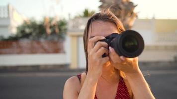 fotograf turist kvinna tar foton med kamera i en skön tropisk landskap på solnedgång video