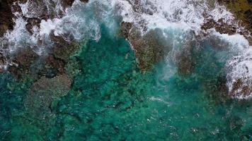 oben Aussicht von ein verlassen Küste. felsig Ufer von das Insel von Teneriffa, Kanarienvogel Inseln, Spanien. Antenne Drohne Aufnahmen von Ozean Wellen erreichen Ufer video