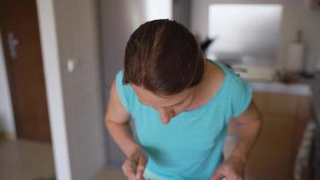 temps laps de cuisine Avocat pain grillé - femme coupes le Avocat et prend en dehors le pulpe, côtelettes il et met sur pain, sel et saupoudrer avec épices. en bonne santé végétalien petit déjeuner video