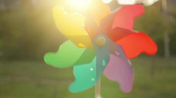 el plastico arco iris molino gira en contra el ajuste Dom. para niños juguete en el verde jardín video