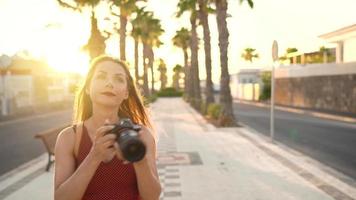 Fotograf Tourist Frau nehmen Fotos mit Kamera im ein schön tropisch Landschaft beim Sonnenuntergang video