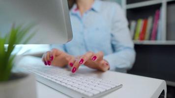 fêmea mãos com brilhante manicure digitando em uma computador teclado video