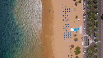 topp se av las teresitas strand, väg, bilar i de parkering massa, gyllene sand strand, atlanten hav. paradis dag på de strand. teneriffa, kanariefågel öar, Spanien video