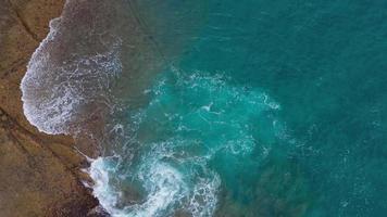 oben Aussicht von das Wüste Strand auf das atlantisch Ozean. Küste von das Insel von Teneriffa. Antenne Drohne Aufnahmen von Meer Wellen erreichen Ufer video