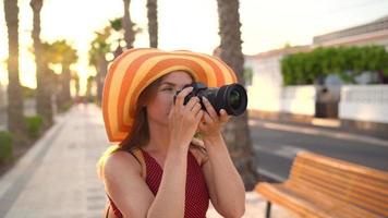 fotograf turist kvinna tar foton med kamera i en skön tropisk landskap på solnedgång video