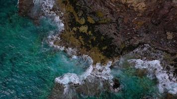 oben Aussicht von ein verlassen Küste. felsig Ufer von das Insel von Teneriffa, Kanarienvogel Inseln, Spanien. Antenne Drohne Aufnahmen von Ozean Wellen erreichen Ufer video