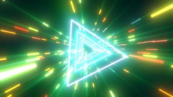 abstrakt Grün Energie futuristisch Hi-Tech Tunnel von fliegend Dreiecke und Linien Neon- Magie glühend Hintergrund, Video 4k, 60 fps
