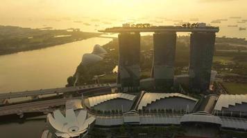 drone aérien vue 4k métrage de Singapour ville horizon à Marina baie ,Singapour sur lever du soleil video