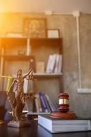 de madera juez mazo en mesa como símbolo de justicia para utilizar en legal casos judicial sistema y civil derechos y social justicia concepto con juez. concepto de legislación a juez pleitos con justicia. foto