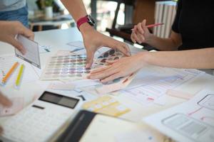 Mobile application developers are designing a ux ui system to make the display on the phone screen go smoothly because the ux ui system in a mobile phone affects the operation of various applications. photo